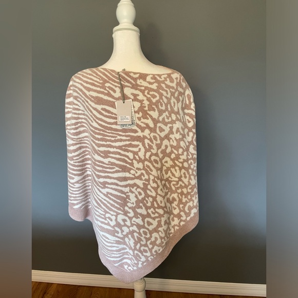 NEW WITH TAGS! Barefoot Dreams Ultra Lite Ocean Breeze PONCHO in Faded Rose OS - Picture 5 of 14